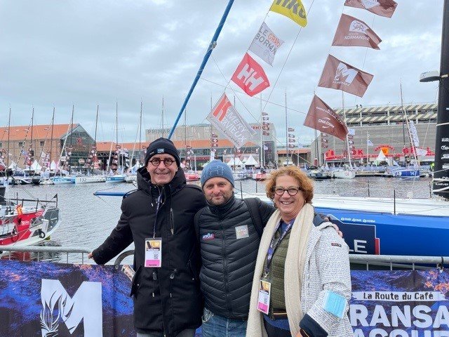 Rémi Berneau, Arnaud Boissières et Sylvie Berneau au départ de la Transat Jacques Vabre le 7 novembre 2021.