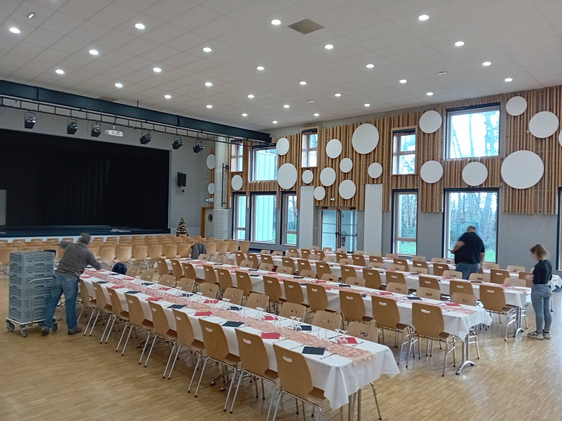 Installation de la salle pour le repas de fin d