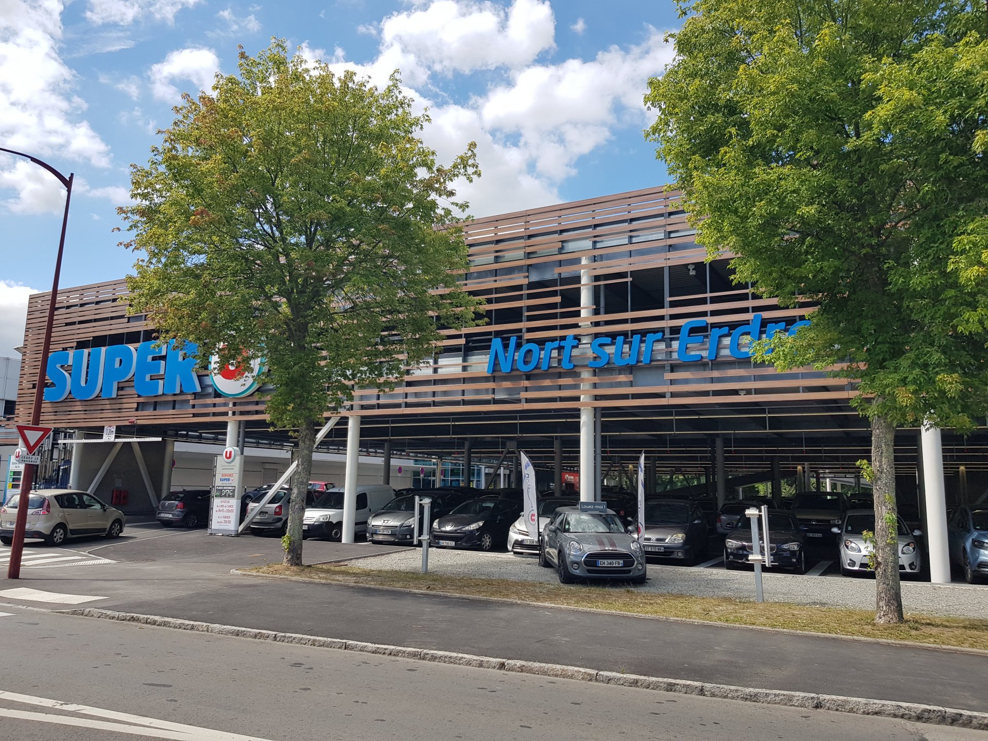 Façade du parking aérien du Super U de Nort-sur-Erdre